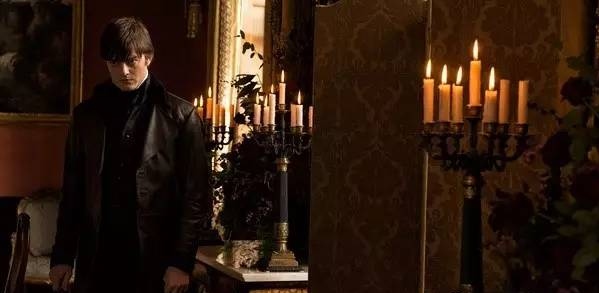 束胸衣,白大腿,打完僵尸就亲嘴