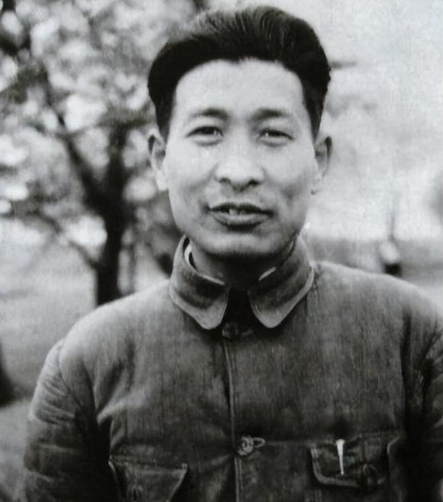 军委副主席赶往江苏给钟期光扫墓，皱眉批评：你们工作只看职务？