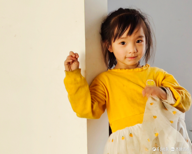 活泼可爱的小女孩