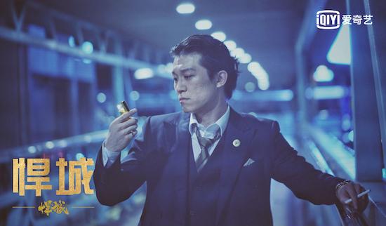 《悍城》变真人版“吃鸡”,没血了?喝功能饮料鸭哈哈哈