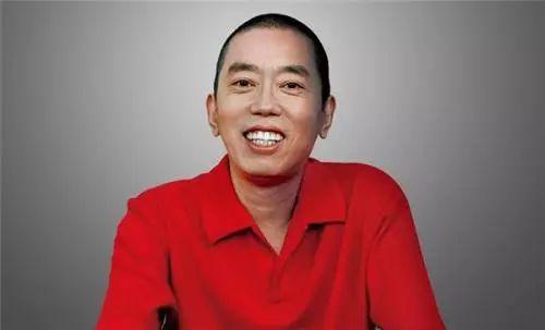 有人向禅师请教,禅师却不停地向已满的杯子里倒水