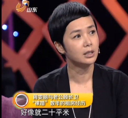 蒋雯丽64岁老公露面,与众戏骨同框笑开花,怀抱萌娃被猜是亲爷孙