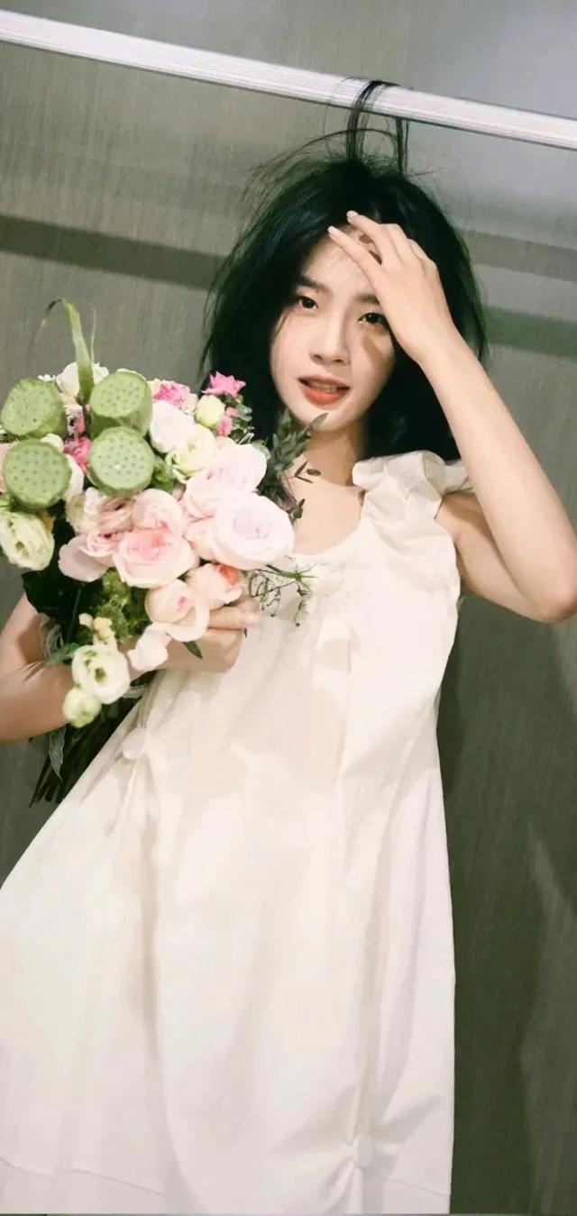 卢洋洋:颜值爆表,笑靥倾城,身材勾勒梦幻轮廓,解锁魅力新维度