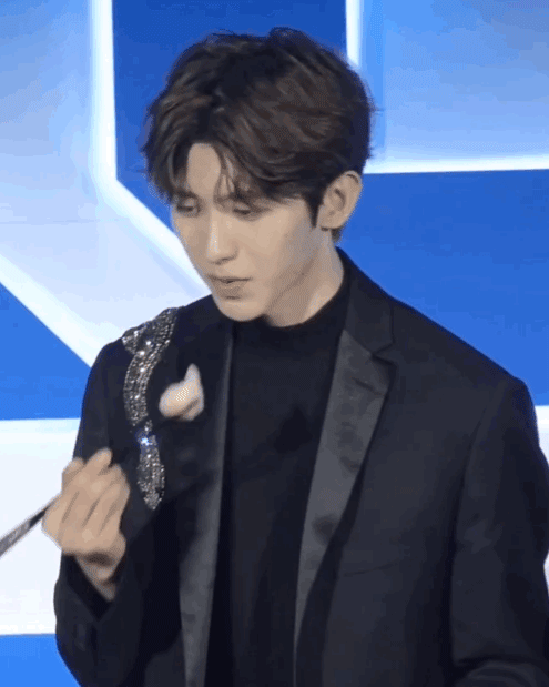 冷知识:白敬亭腰围竟然比雷佳音头围还要小?