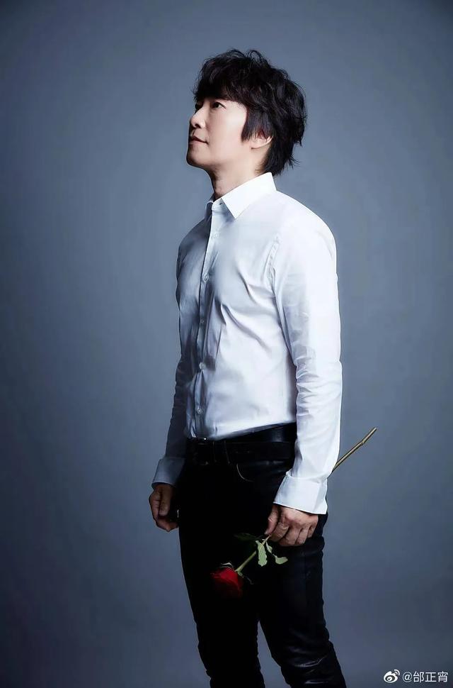 54岁情歌王子邰正宵复出,商演唱成名曲跑调,拍诡异视频吓网友