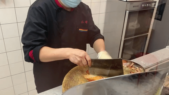 去了一家只卖4样东西的烧腊店,脆皮鸡是招牌