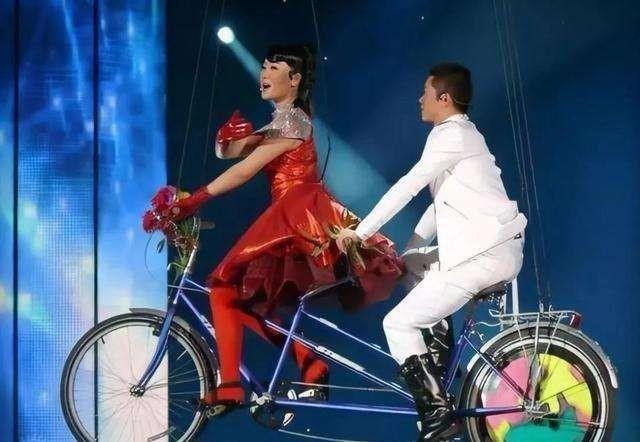 凤凰传奇:五五分账24年,风光背后有艰辛