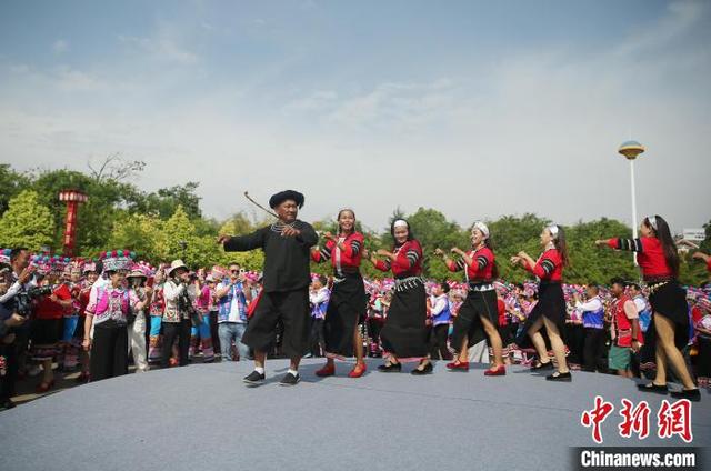 万人齐聚云南牟定 同跳左脚舞共庆“三月会”