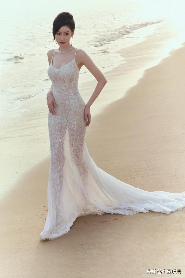 深藏不露!张天爱黑丝渔网袜加性感身材,太辣了!