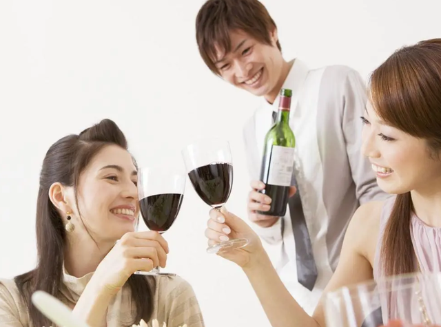 老公说我不是个女人，我笑了，我说他也不是个男人，他生气了！