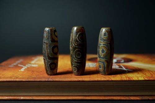 世上仅存的两颗九眼天珠,其中一颗李连杰戴在脖子上,价值上亿