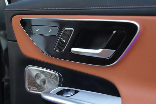 奔驰GLC:奔驰7座SUV优惠15万!内饰氛围感拉满,轴距2977mm!