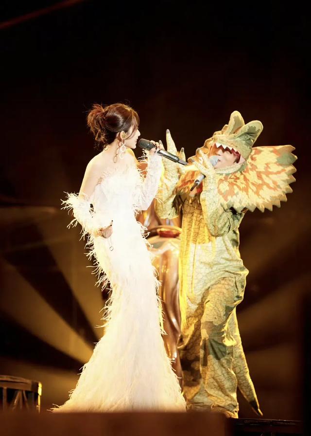 薛之谦与刘惜君:演唱会上的戏谑与默契,笑点背后的一份专业精神