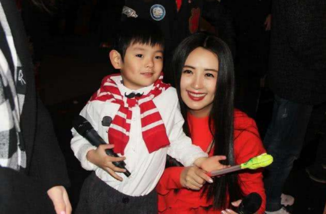 演员杨童舒：34岁意外怀孕，嫁圈外老公生一子，生活平凡却很幸福