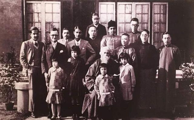 大诗人徐志摩:一表人才,逼原配打胎被骂,下场极惨手脚烧成焦炭