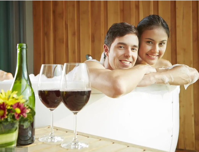 老公说我不是个女人，我笑了，我说他也不是个男人，他生气了！