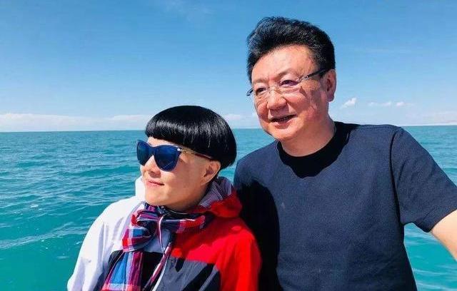 58 岁金龟子生日,老公王宁罕见出镜,夫妻穿搭风格看起来像隔辈