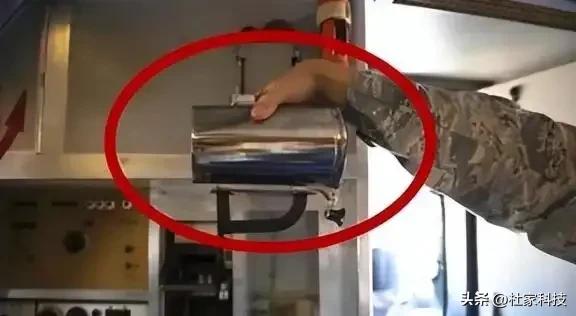 大事件!马斯克捅出惊天大案!涉及上千亿美元,床头放枪应对危险