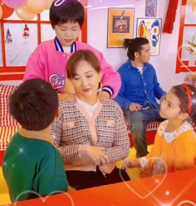 52岁牛莉身姿曼妙,肥乳厚臀彰显丰腴美,微胖更显女人风情