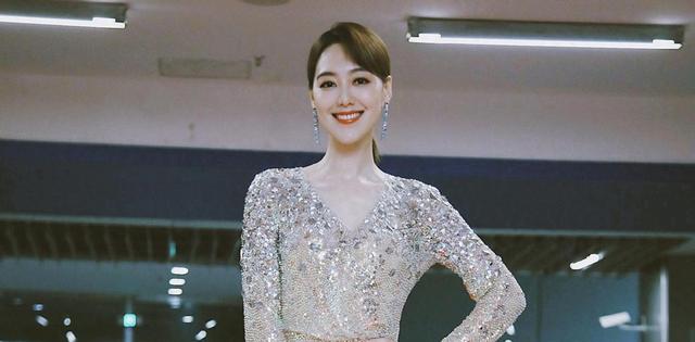 王冠夫妇甜蜜亮相首次公开合影，早前已透露与小尼的深厚情谊