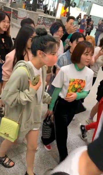 机场偶遇火箭少女四大美女，无滤镜的她们，感觉和路人没啥区别