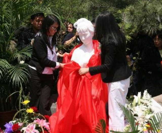 “林妹妹”陈晓旭之墓：鲜花环绕，汉白玉雕像让人垂怜