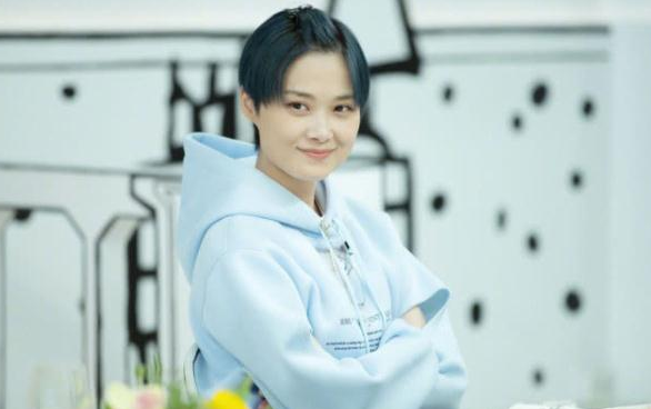 李宇春把刘海扎成辫子,看着可爱了不少,春天留这款发型很舒爽!