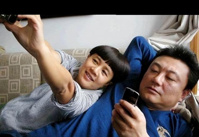 58 岁金龟子生日,老公王宁罕见出镜,夫妻穿搭风格看起来像隔辈