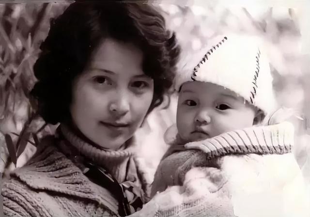 李小璐的母亲张伟欣:女儿离婚我心疼,盼望他们为了孩子复合