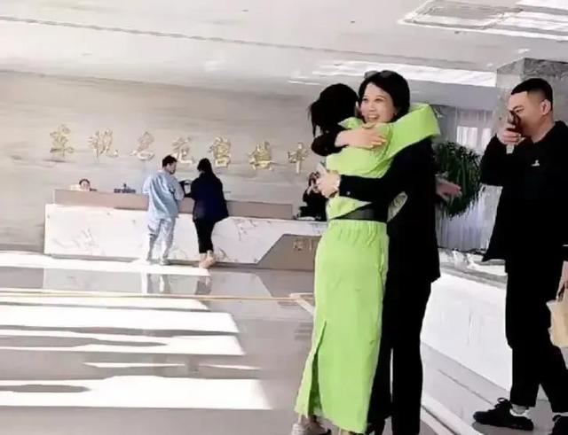 当温美玲遇上王红梅,两人同岁差别一目了然,不靠赵本山依然火