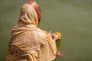 恒河水(还能喝吗？恒河水突然变绿，引起印度民众恐慌，都是抛尸惹的祸？)