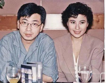 港姐携子改嫁入豪门，住6亿豪宅成赌王三太邻居，花园大到能踢球