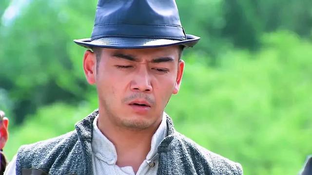 战火中的双面人生:冒牌英雄的抉择