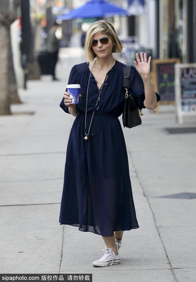 塞尔玛素颜出街 抵挡不住霸气造型!