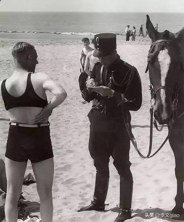 不堪入目老照片：女子全裸站在评委们面前，而且日本男女赤裸共浴