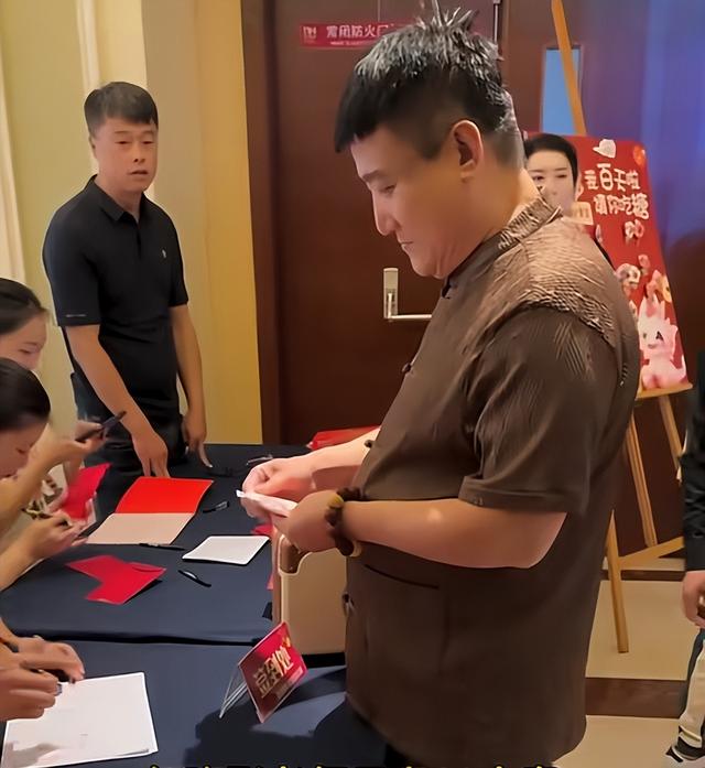 何庆魁儿子为77岁的父亲办八十大寿，魏三台上发火，寿宴成笑话！