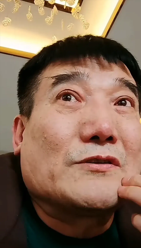 何庆魁儿子为77岁的父亲办八十大寿，魏三台上发火，寿宴成笑话！