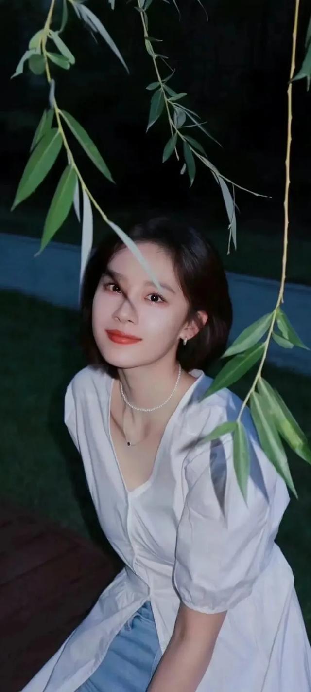 卢洋洋:颜值爆表,笑靥倾城,身材勾勒梦幻轮廓,解锁魅力新维度