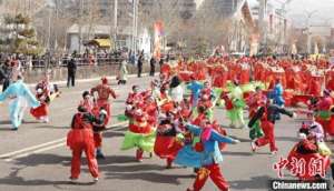 十手舞(宁夏隆德：社火闹出“精气神” 民众共享“文化盛宴”)