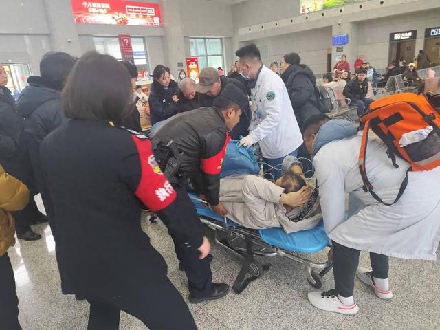 旅客突发疾病,家属急到崩溃,95后客运值班员紧急送医处置|看见正能量