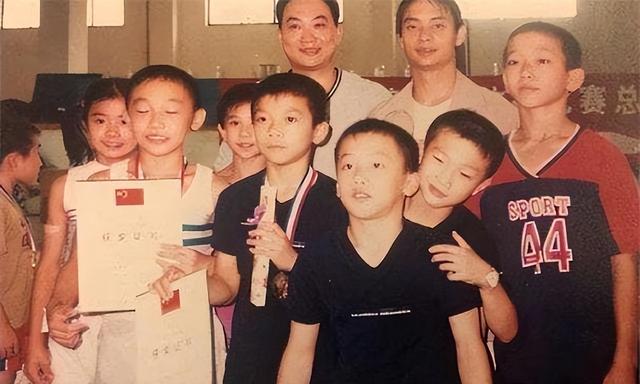 体操兄弟成世界冠军，退役后娶美貌妻子，如今身价上亿没有孩子
