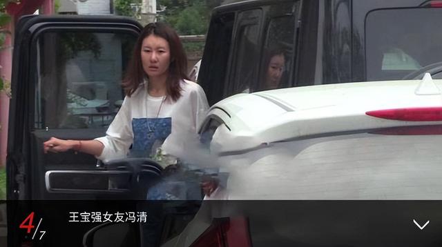 40岁王宝强罕晒近况，凉亭内吃盒饭姿势霸气，满面愁容大口啃馒头