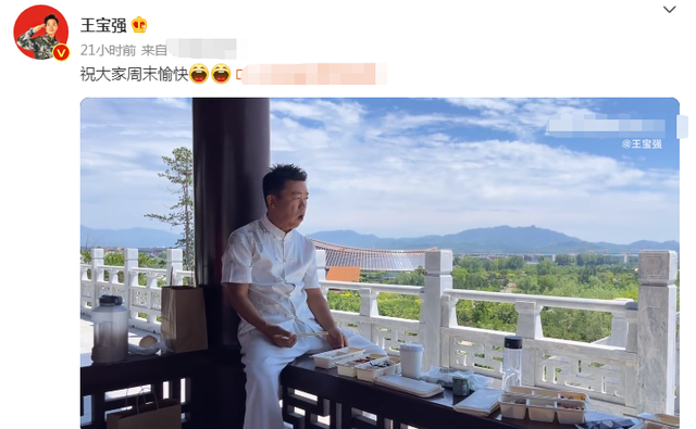 40岁王宝强罕晒近况，凉亭内吃盒饭姿势霸气，满面愁容大口啃馒头