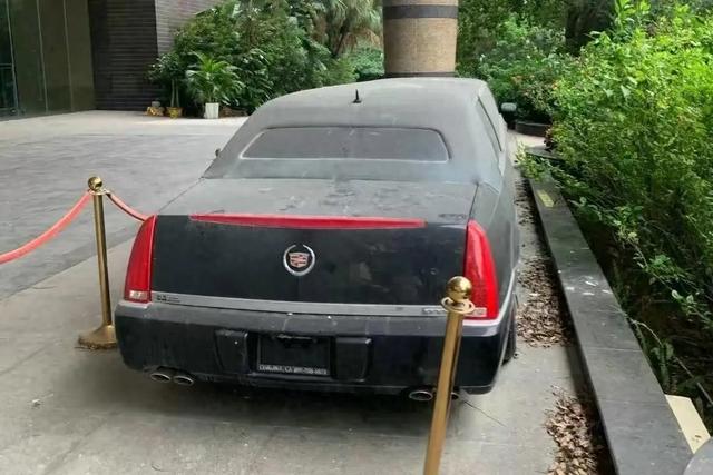东莞太子辉的8.6米豪华凯迪拉克：车身蒙尘的背后