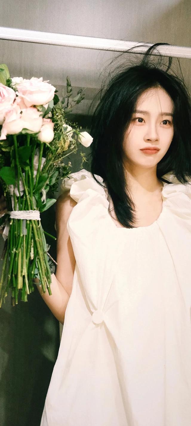 卢洋洋:颜值爆表,笑靥倾城,身材勾勒梦幻轮廓,解锁魅力新维度