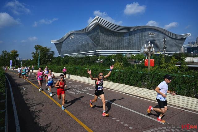 少不入川已不在，为何八方入川来？90后小伙对话150位新老成都人后，有了答案