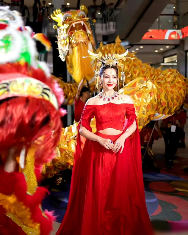 泰星Bella佩戴价值1.08亿铢首饰参加活动,和富商Will约会被拍