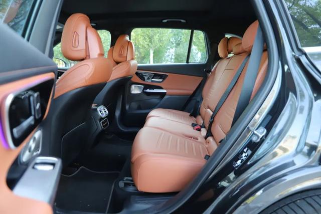 奔驰GLC:奔驰7座SUV优惠15万!内饰氛围感拉满,轴距2977mm!