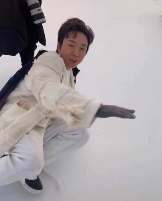 李玉刚回村放飞自我,雪地打滚撒欢好自在,摔倒也不在意路人眼光