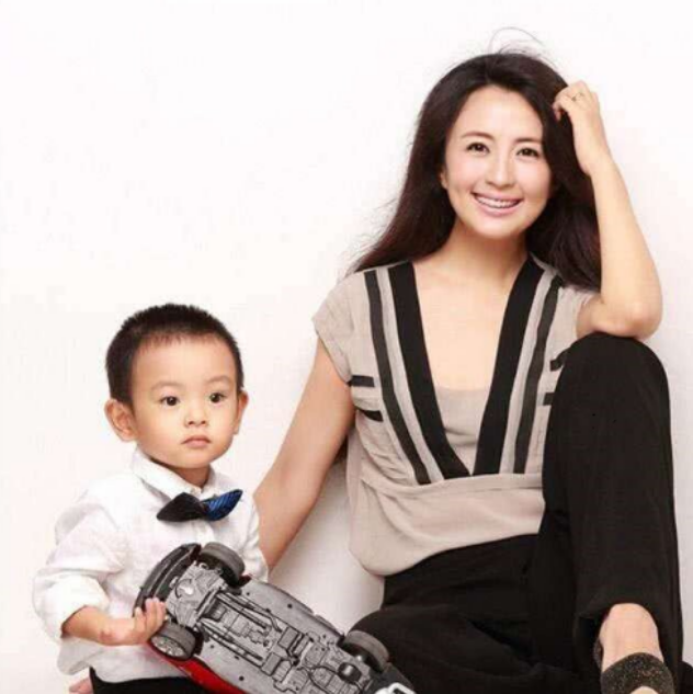 演员杨童舒：34岁意外怀孕，嫁圈外老公生一子，生活平凡却很幸福